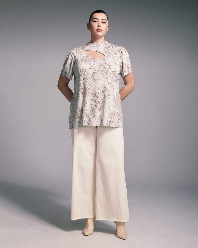 Front of a model wearing a size 16 Hepburn High Rise Wide Leg in Eggshell by DL1961. | dia_product_style_image_id:272714